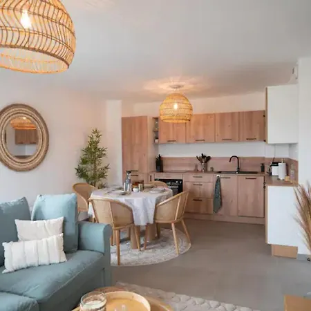 דירה With Mountain Views In