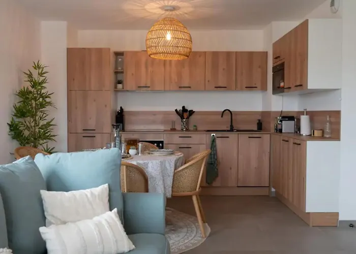 With Mountain Views In אנטיב