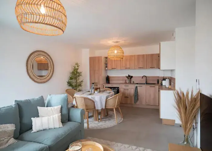 דירה With Mountain Views In